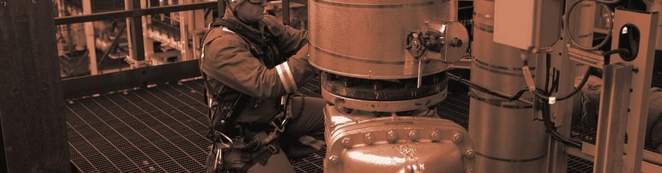 Inspecteur en EPI sur une installation industrielle